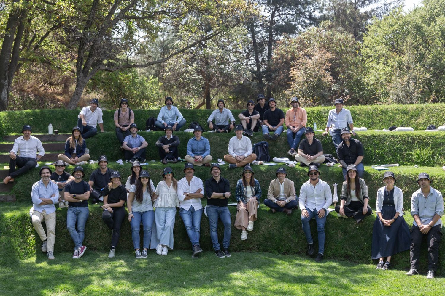 El equipo extendido de Overboost reunido al aire libre.